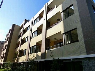 リビオ新宿御苑の外観